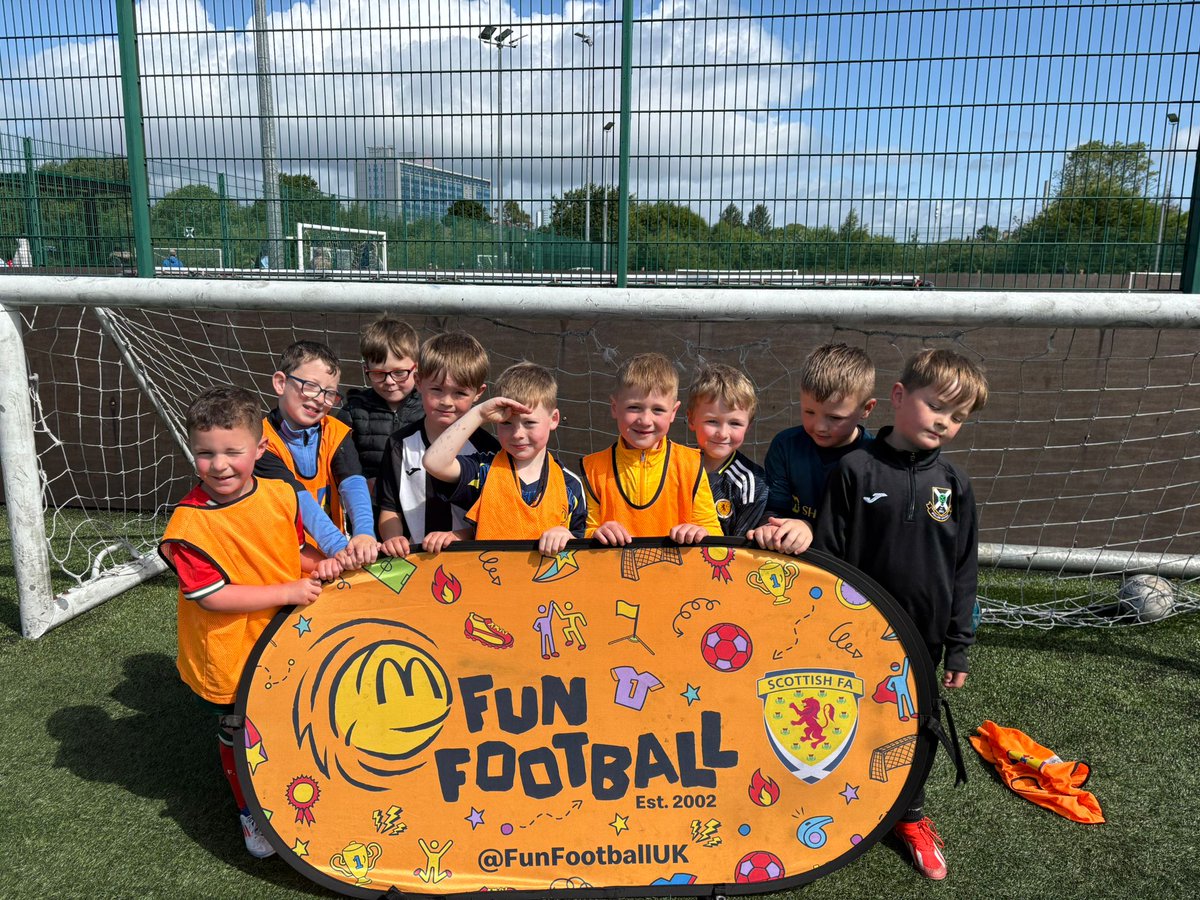 PollokUtdS_A's tweet image. Throwback to the latest round of McDonalds Sessions which saw young people in our local community benefit from 10 weeks of free football training! ⚽⚫⚪
While they're over for now, we can't wait to get started again in the months to come! ⚽
@FunFootballUK @ScottishFA #MTLN