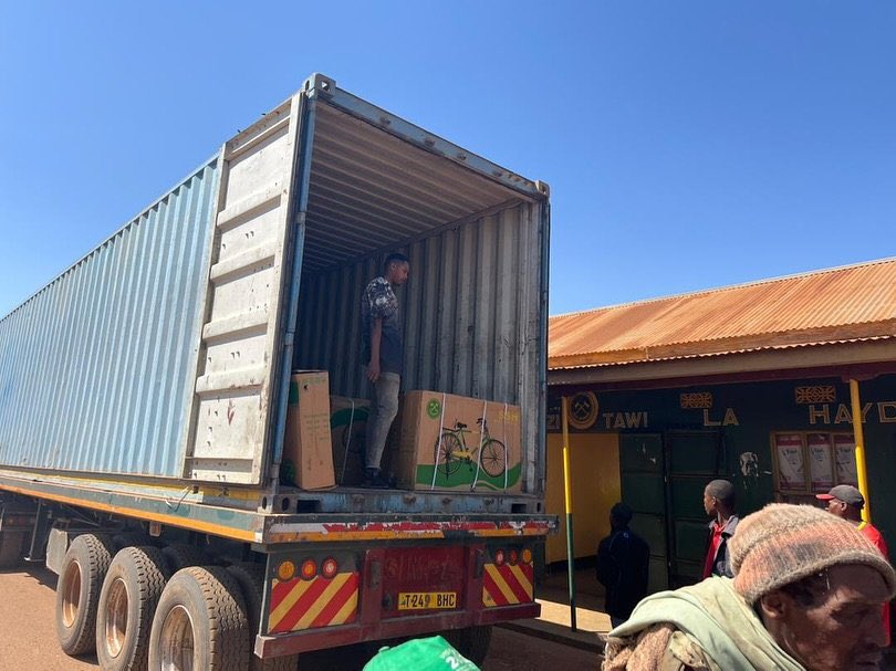 Haya Watanganyika, anzeni kuuza nafsi zenu. Baiskeli zenu zinakuja ili muendelee kubakia kwenye umasikini. Thamani ya mtanganyika mmoja ni baiskeli moja. Sijaona hizi baiskili wakigawa Zanzibar, kwa nini? Waarabu wamechukua bandari na Mbuga za Tanganyika, wanatulipa baiskeli!