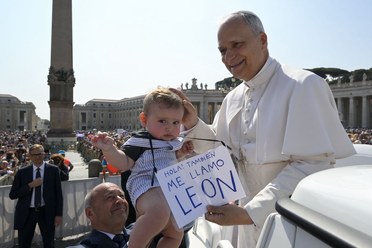 Leo meets Leo! 

#GeneralAudience 

(📸 Vatican Media)