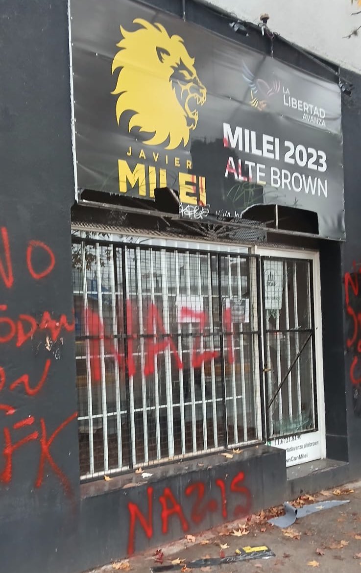 LLAenPBA's tweet photo. Así dejaron los K nuestros espacios en #AlmiranteBrown y #SanVicente... Cada sede libertaria que inauguramos conlleva esfuerzo y sacrificio. Por más que nos amenacen, no van a poder frenarnos. VLLC! @JMilei https://t.co/xZfqt7C4wa