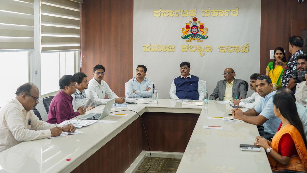SWDGoK's tweet photo. ಇಂದು ಕರ್ನಾಟಕ ವಸತಿ ಶಿಕ್ಷಣ ಸಂಸ್ಥೆಗಳ ಸಂಘದ ಕಚೇರಿಯಲ್ಲಿನ ನಮ್ಮ ಇಲಾಖೆಯ ಪುನರ್‌ನಿರ್ಮಿತ ಸಹಾಯವಾಣಿ ಕೇಂದ್ರವನ್ನು ಸಮಾಜ ಕಲ್ಯಾಣ ಇಲಾಖೆಯ ಮಾನ್ಯ ಸಚಿವರಾದ ಶ್ರೀ ಹೆಚ್.ಸಿ ಮಹದೇವಪ್ಪ ರವರು ಉದ್ಘಾಟಿಸಿ ಶುಭ ಹಾರೈಸಿದರು.   

ಸಹಾಯವಾಣಿಯಲ್ಲಿನ ಸೌಲಭ್ಯಗಳನ್ನು ವೀಕ್ಷಿಸಿ, ಸಿಬ್ಬಂದಿಯೊಂದಿಗೆ ಆಪ್ತ ಸಂವಾದ ನಡೆಸಿದರು. ಅಲ್ಲದೇ, ಸಹಾಯವಾಣಿ ಮೂಲಕ ಸಾರ್ವಜನಿಕರಿಗೂ ನೇರವಾಗಿ ಮಾತನಾಡಿ, ಜನಮನಕ್ಕೆ ಸ್ಪಂದಿಸುವ ಸೇವೆಯ ನಿಜವಾದ ಉದಾಹರಣೆ ಇದೇ ಎಂದು ವಿವರಿಸಿದರು.  

ಈ ಸಂದರ್ಭದಲ್ಲಿ HAM ರೇಡಿಯೋ ಕೇಂದ್ರಕ್ಕೂ ಭೇಟಿ ನೀಡಿ, KREIS ಶಿಕ್ಷಕರು ಹಾಗೂ ವಿದ್ಯಾರ್ಥಿಗಳೊಂದಿಗೆ ಮಾತನಾಡಿ, ತುರ್ತು ಸಂಪರ್ಕ ವ್ಯವಸ್ಥೆಯ ಕಾರ್ಯವೈಖರಿಯನ್ನು ಮೆಚ್ಚಿ ಎಲ್ಲಾ ಸೌಲಭ್ಯಗಳನ್ನು ಸದುಪಯೋಗ ಪಡಿಸಿಕೊಂಡು ಸಾರ್ವಜನಿಕರಿಗೆ‌ ಸೂಕ್ತ ರೀತಿಯಲ್ಲಿ ನೆರವಾಗುವಂತೆ ಅಧಿಕಾರಿಗಳಿಗೆ ಸೂಚಿಸಿದರು.  

#SocialWelfare_Karnataka 

@CMofKarnataka 
@DKShivakumar 
@CMahadevappa 
@Captain_Mani72 
@kreisemahithi