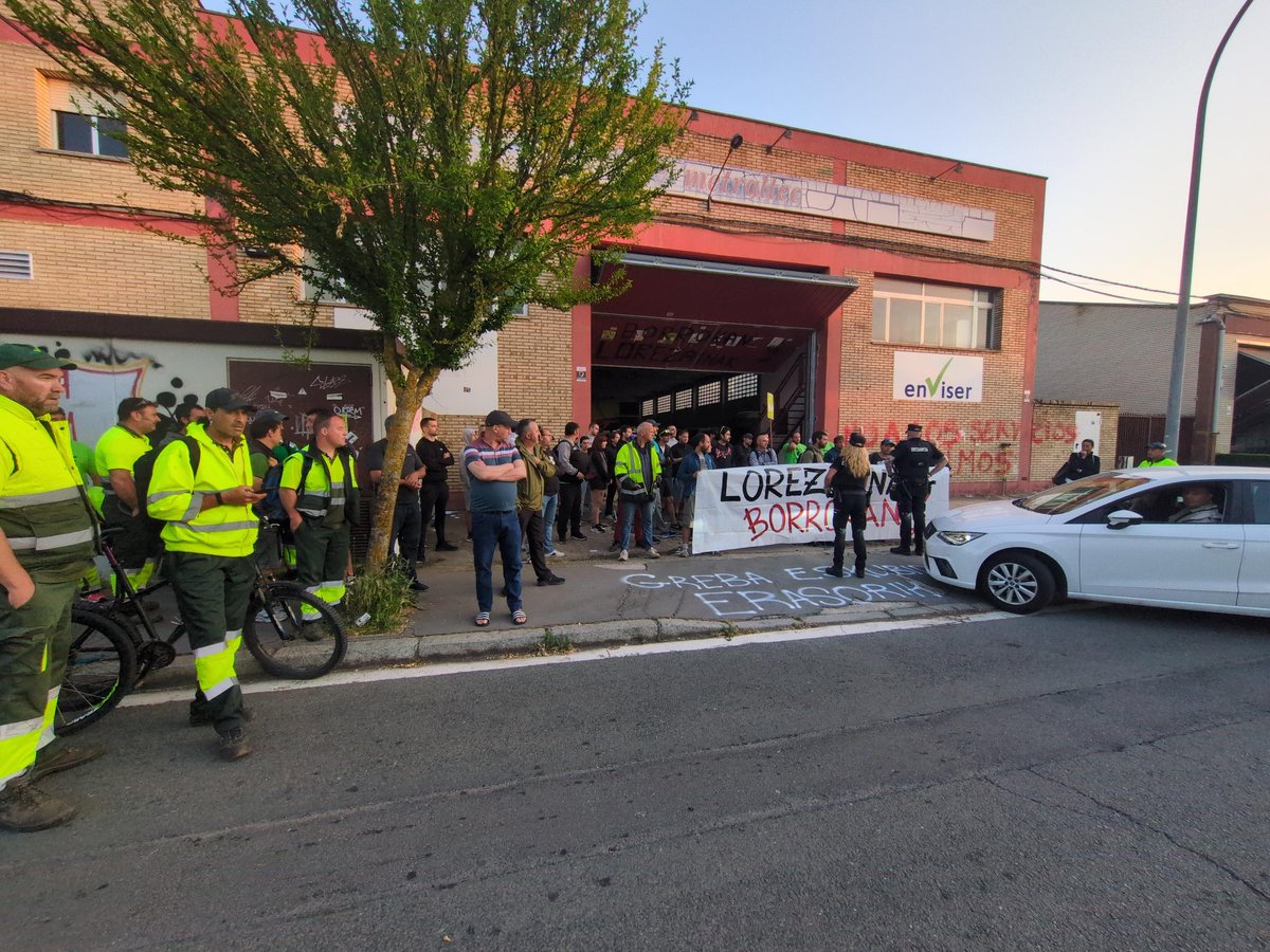 Kontseilua_Gast's tweet photo. 🔴Estas imágenes representan mejor lo ocurrido hoy:
Gobierno Vasco ha impuesto unos servicios mínimos abusivos, obligando a los trabajadores en huelga a trabajar, para debilitar su lucha y defender, una vez más, los intereses de una subcontrata millonaria
Gora lorezainen borroka! https://t.co/hEJJXOmU9o