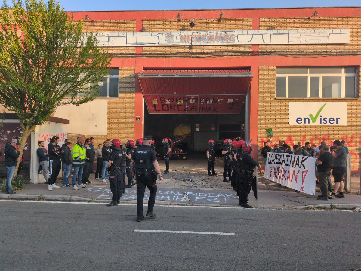 Kontseilua_Gast's tweet photo. 🔴Estas imágenes representan mejor lo ocurrido hoy:
Gobierno Vasco ha impuesto unos servicios mínimos abusivos, obligando a los trabajadores en huelga a trabajar, para debilitar su lucha y defender, una vez más, los intereses de una subcontrata millonaria
Gora lorezainen borroka! https://t.co/hEJJXOmU9o