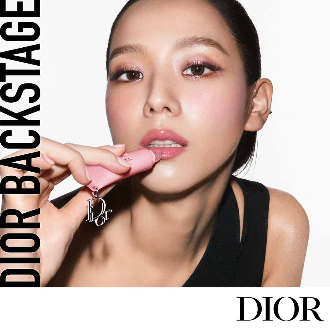 DiorBeautyJP's tweet photo. 新感覚リップ トリートメント「リップ グロウ バター」【6月20日 2色先行発売】

「ディオール バックステージ」から、
うるツヤ リップを叶える「リップ グロウ バター」が、6月20日より全国店舗にて、
2色先行発売。

ロゴ チャームが煌めき、アクセサリー感覚で持ち歩ける新マストハブ リップ。