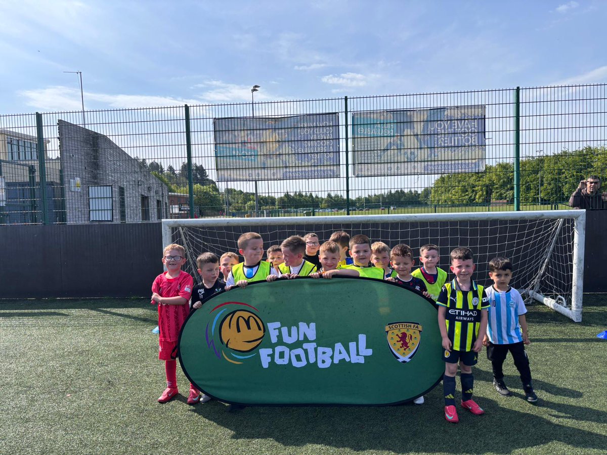 PollokUtdS_A's tweet image. Throwback to the latest round of McDonalds Sessions which saw young people in our local community benefit from 10 weeks of free football training! ⚽⚫⚪
While they're over for now, we can't wait to get started again in the months to come! ⚽
@FunFootballUK @ScottishFA #MTLN
