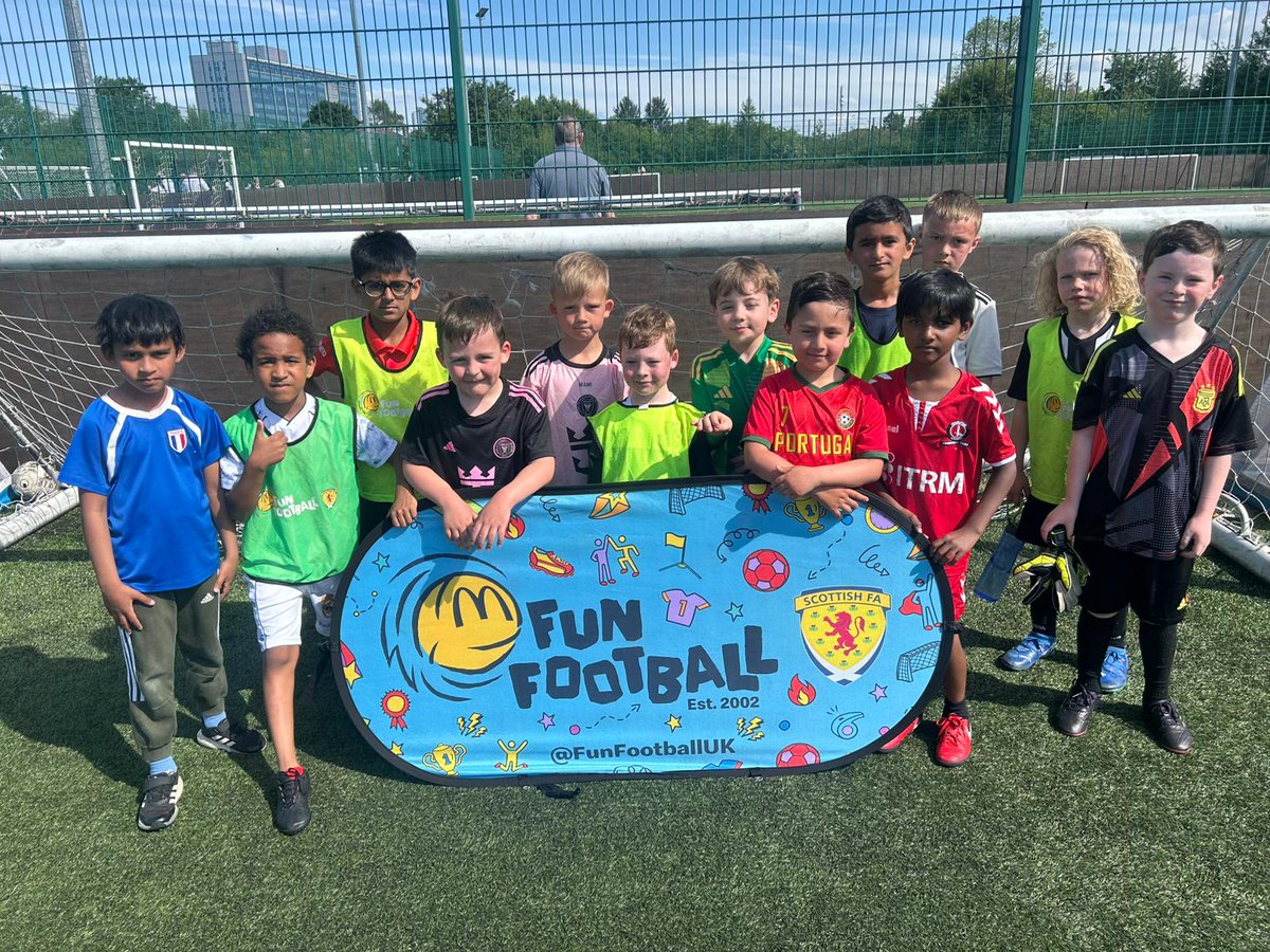 PollokUtdS_A's tweet image. Throwback to the latest round of McDonalds Sessions which saw young people in our local community benefit from 10 weeks of free football training! ⚽⚫⚪
While they're over for now, we can't wait to get started again in the months to come! ⚽
@FunFootballUK @ScottishFA #MTLN