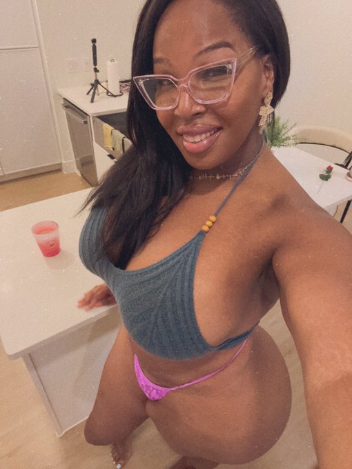 Watch _CURVYGIRLROXIE's leaked NSFW photo on TwXstars