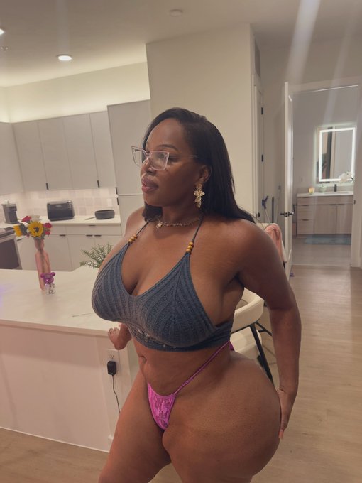 Watch _CURVYGIRLROXIE's leaked NSFW photo on TwXstars