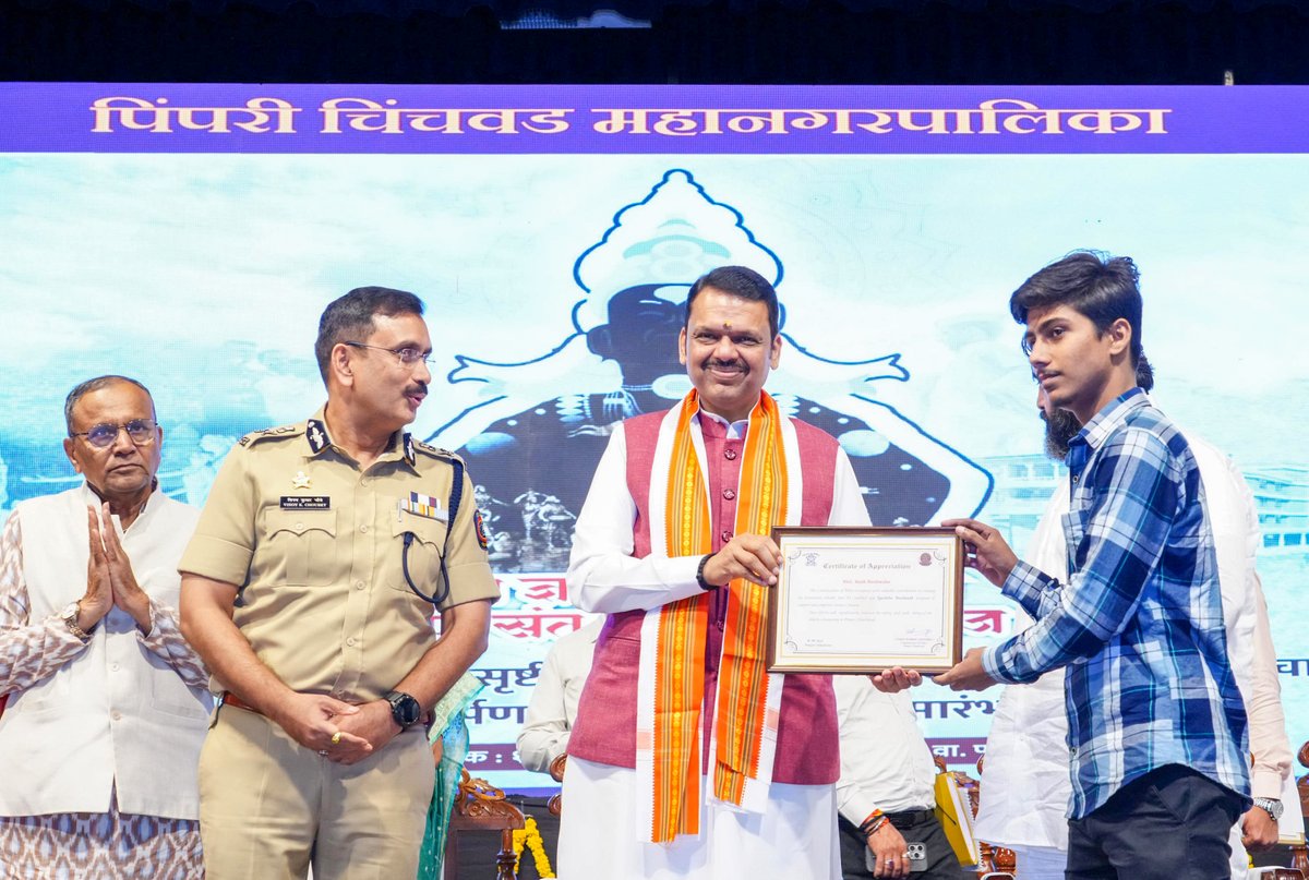 ‘ज्येष्ठानुबंध’ आणि ‘ट्राफिक बडी’ उपक्रमांमध्ये योगदान देणाऱ्यांचा सन्मान!

मुख्यमंत्री देवेंद्र फडणवीस यांनी आज पिंपरी-चिंचवड येथे ‘ज्येष्ठानुबंध’ ॲप आणि ‘ट्राफिक बडी’ व्हॉट्सअ‍ॅपचे  लोकार्पण केले. या उपक्रमांमध्ये योगदान देणाऱ्यांना मुख्यमंत्री देवेंद्र फडणवीस यांनी प्रमाणपत्र
