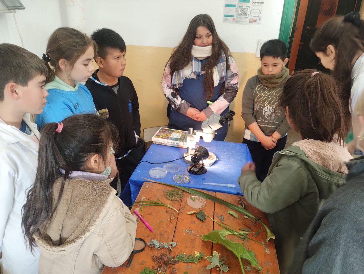 Exactas_UNRC's tweet image. Investigadoras, docentes y becarias del Departamento de Ciencias Naturales de la Facultad de Ciencias Exactas compartieron un taller práctico con niñas y niños de la Escuela Maldonado de Partelli de Tres Acequias.
exa.unrc.edu.ar/docentes-de-ex…