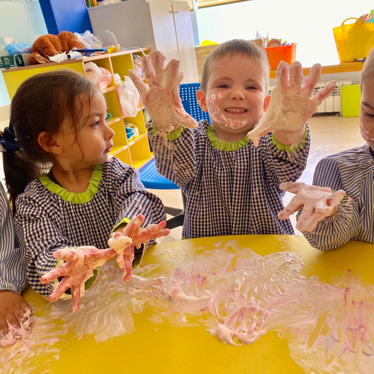 🫧🎨¡Hoy el aula se llenó de color, espuma y muchas sonrisas!😄✨Hemos vivido una actividad experimental que nos ha encantado:💦 espuma de afeitar, 🎨 colorante,👐 manos curiosas… ¡y una explosión de imaginación!💥✨
#ActividadesSensoriales 
#SomosVedruna
#SomosFamilia