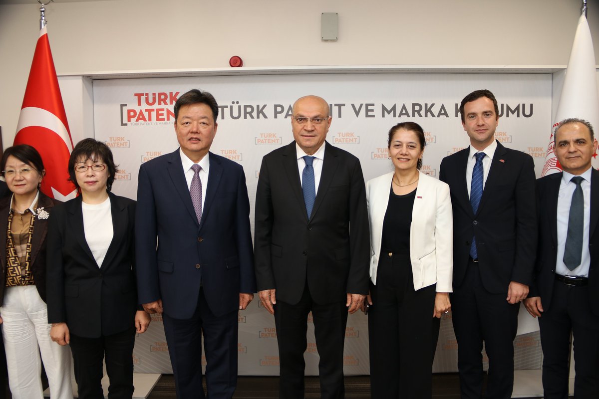 TURKPATENT's tweet photo. 📍 Çin Fikri Mülkiyet İdaresi (CNIPA) heyeti, Kurumumuzu ziyaret etti.

🤝 2024 yılında yenilenen Mutabakat Zaptı çerçevesinde, iki ülke arasındaki sınai mülkiyet iş birliğinin güçlendirilmesine yönelik görüşmeler gerçekleştirildi.

📌 Ziyarette, patent inceleme süreçleri, sınai mülkiyet istatistikleri, idari kapasite ve dijital altyapılar konularında bilgi ve tecrübe paylaşımında bulunuldu.

CNIPA heyeti ayrıca;
📍 @turksmdtr ’yi ziyaret ederek sınai mülkiyet değerleme süreçleri hakkında bilgi aldı.
📍 @ODTUTeknokent 'te akademik girişimler, teknoloji transferi ve inovasyonun ticarileştirilmesine ilişkin sunumlara katıldı.