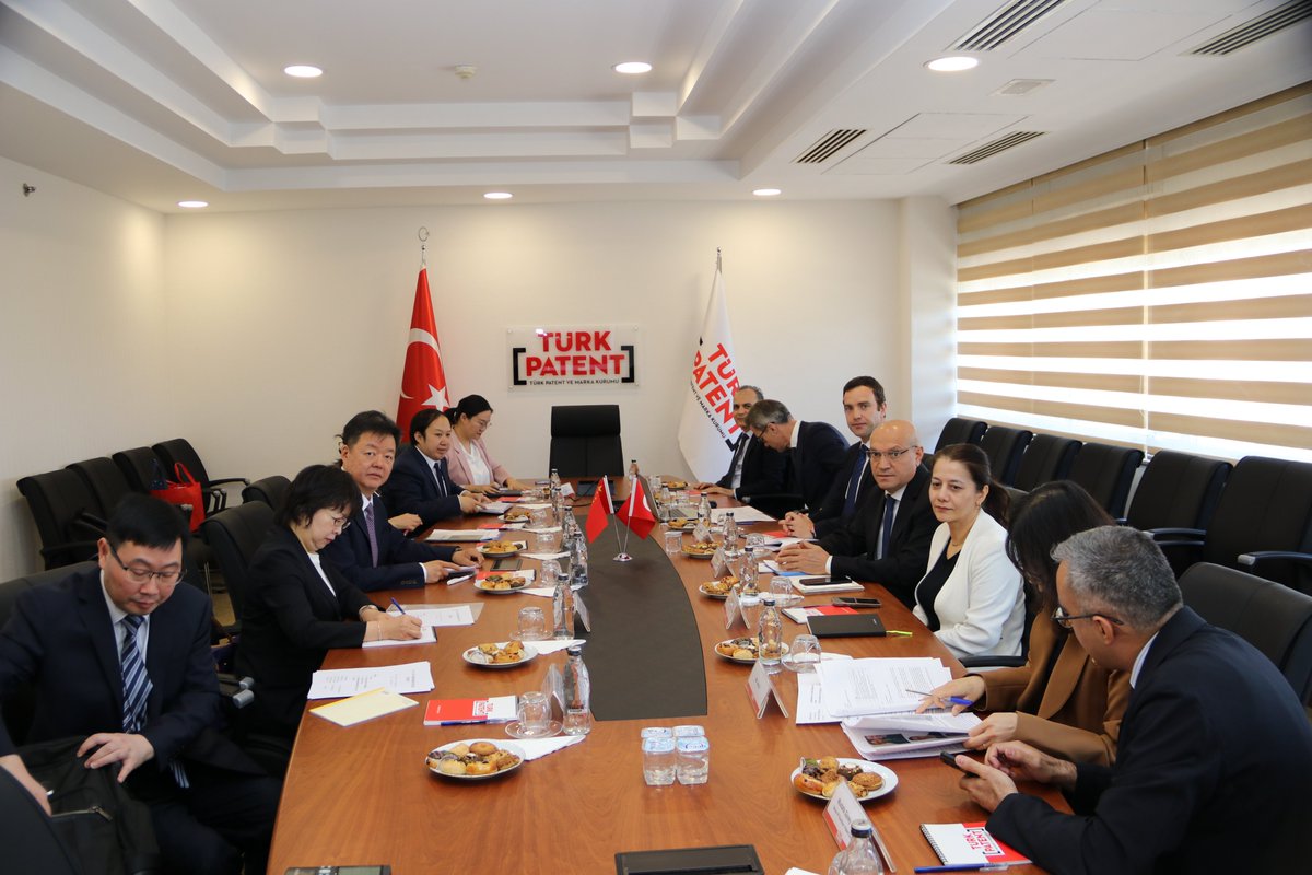 TURKPATENT's tweet photo. 📍 Çin Fikri Mülkiyet İdaresi (CNIPA) heyeti, Kurumumuzu ziyaret etti.

🤝 2024 yılında yenilenen Mutabakat Zaptı çerçevesinde, iki ülke arasındaki sınai mülkiyet iş birliğinin güçlendirilmesine yönelik görüşmeler gerçekleştirildi.

📌 Ziyarette, patent inceleme süreçleri, sınai mülkiyet istatistikleri, idari kapasite ve dijital altyapılar konularında bilgi ve tecrübe paylaşımında bulunuldu.

CNIPA heyeti ayrıca;
📍 @turksmdtr ’yi ziyaret ederek sınai mülkiyet değerleme süreçleri hakkında bilgi aldı.
📍 @ODTUTeknokent 'te akademik girişimler, teknoloji transferi ve inovasyonun ticarileştirilmesine ilişkin sunumlara katıldı.