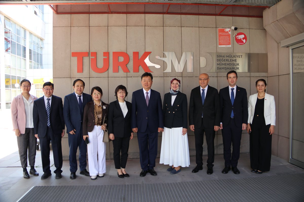 TURKPATENT's tweet photo. 📍 Çin Fikri Mülkiyet İdaresi (CNIPA) heyeti, Kurumumuzu ziyaret etti.

🤝 2024 yılında yenilenen Mutabakat Zaptı çerçevesinde, iki ülke arasındaki sınai mülkiyet iş birliğinin güçlendirilmesine yönelik görüşmeler gerçekleştirildi.

📌 Ziyarette, patent inceleme süreçleri, sınai mülkiyet istatistikleri, idari kapasite ve dijital altyapılar konularında bilgi ve tecrübe paylaşımında bulunuldu.

CNIPA heyeti ayrıca;
📍 @turksmdtr ’yi ziyaret ederek sınai mülkiyet değerleme süreçleri hakkında bilgi aldı.
📍 @ODTUTeknokent 'te akademik girişimler, teknoloji transferi ve inovasyonun ticarileştirilmesine ilişkin sunumlara katıldı.