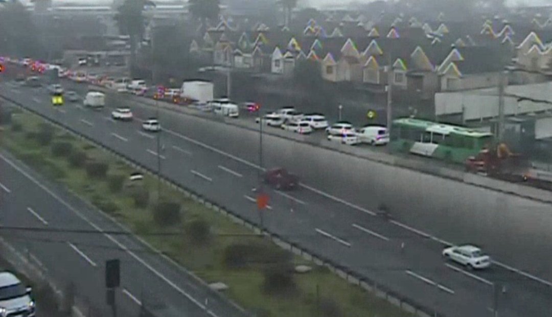 GRAVE CONGESTIÓN EN EL PONIENTE POR FAENAS EN AM. VESPUCIO NORTE
Avisamos que por horas hay un kilométrico taco en la caletera de Vespucio Norte, por corte total de pistas en dirección norponiente. Esto es en salida 22 Los Mares, donde tampoco se puede entrar a vía expresa.