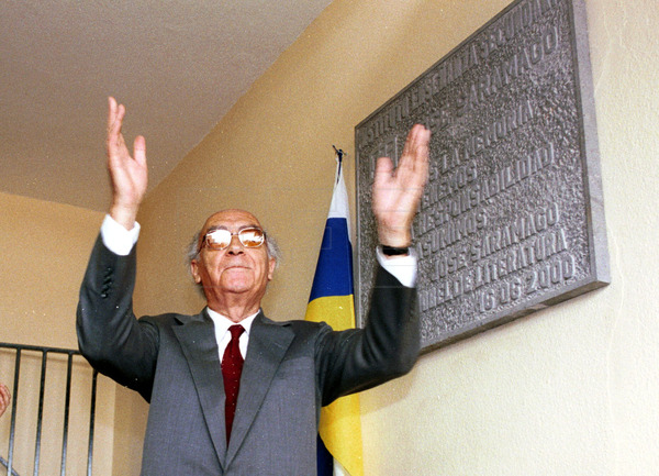 "Entraré en la nada y me disolveré en ella".

Hace 15 años nos dejó José Saramago, la voz entrañable. El Premio Nobel de Literatura nos dejó en sus libros una profunda reflexión sobre la condición humana y la sociedad. bit.ly/1l9iGbS #EFEfototeca