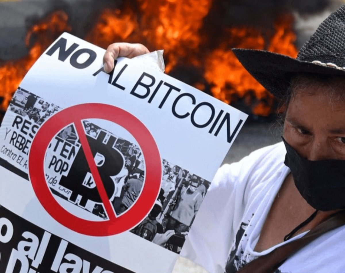 Thousands protested when their president forced Bitcoin on them.

9 out of 10 people didn't even know what it was.

Here's what happened next and how it led to the worst adoption story in history:🧵