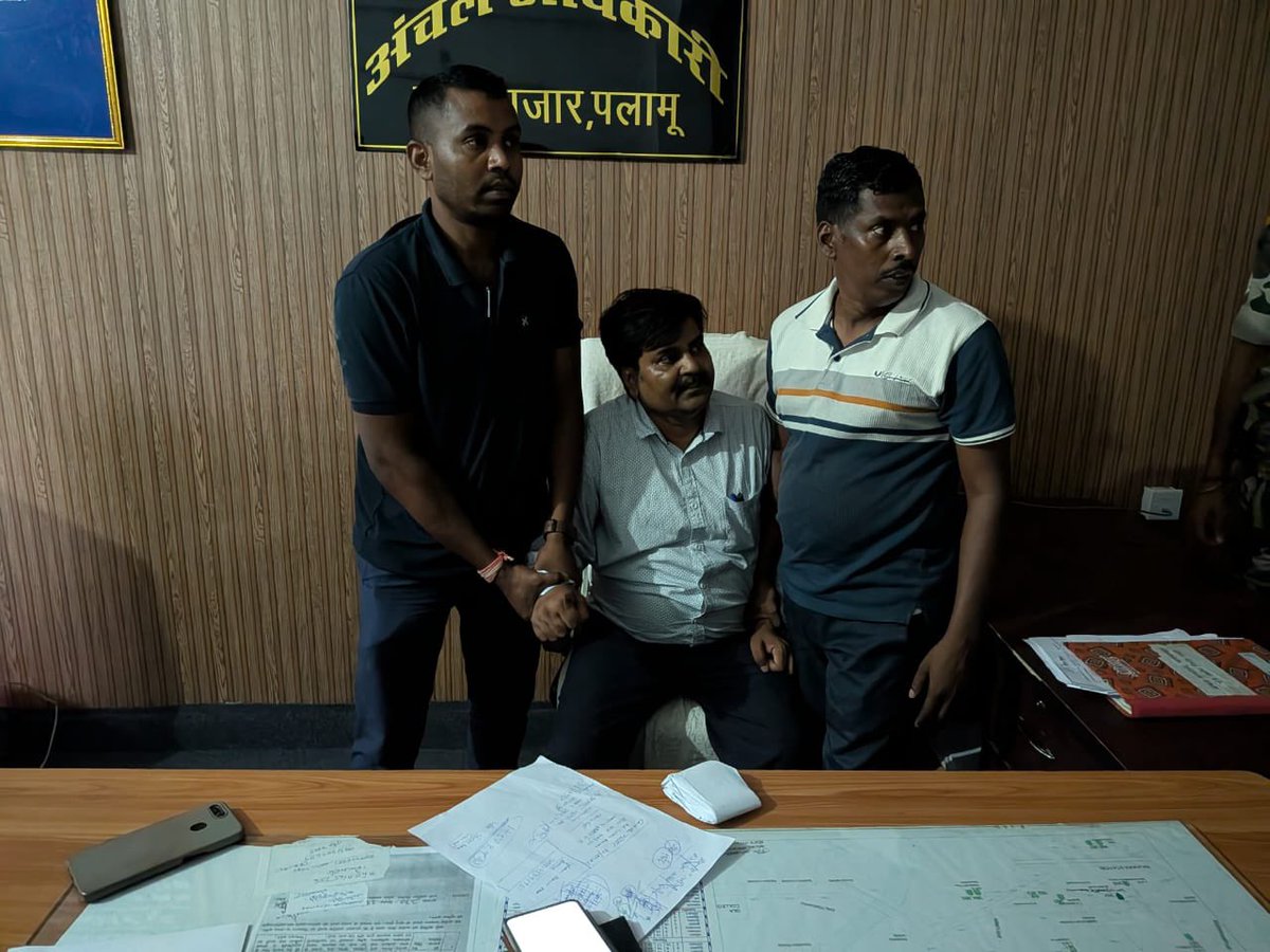 पलामू के नवा बाजार में कार्यरत अंचल अधिकारी शैलेश कुमार को एसीबी की टीम ने ₹30,000 रुपये लेते रंगे हाथ गिरफ्तार किया है। शैलेश मोटेशन के एवज में वादी से पैसे ले रहे थे।