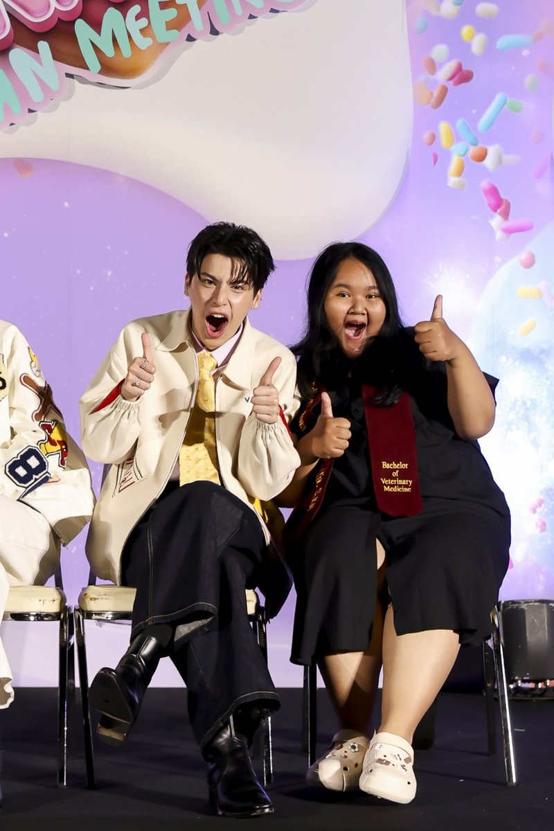 tpkohm's tweet photo. finally, today is my graduation day!

here we go, thank you @Tpkkrubs for being my # 1 reason to get my bachelor degree. life is sucks, but it's much be better when i know you #ohmtpk #ohmthipakorn

as veteriner student and ohmtpk's fan at the same time. i'm really proud 😆💚 https://t.co/Vj79PaZCoU