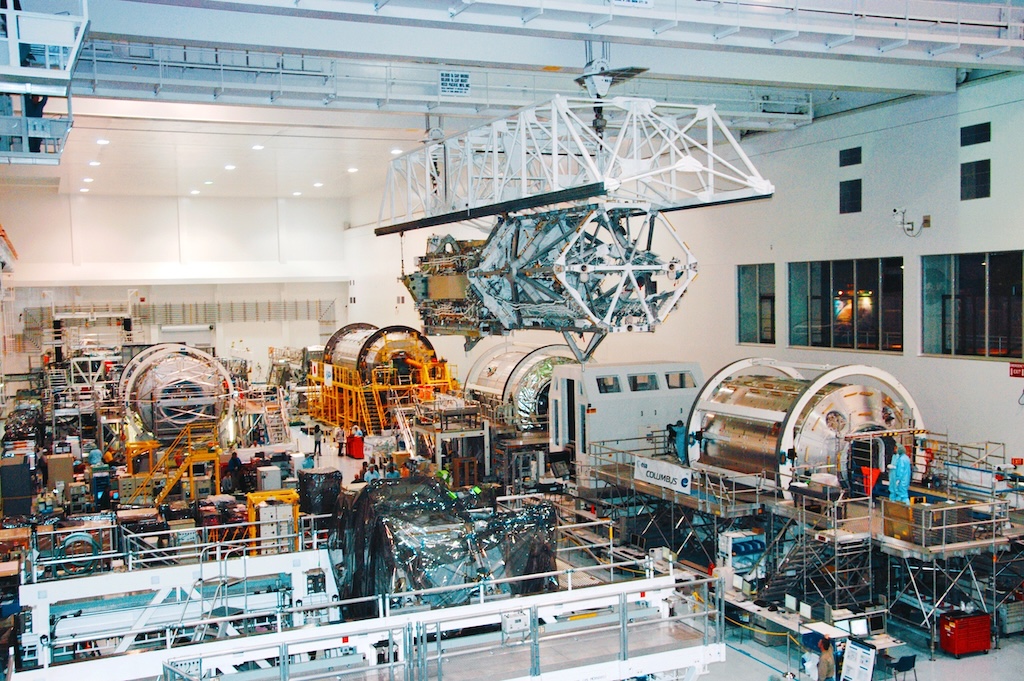 CommanderMLA's tweet image. NASA’s Space Station Processing Facility at the @NASAKennedy in its heyday. Someday the @Axiom_Space facility at @SpaceCenterHou will look similar.