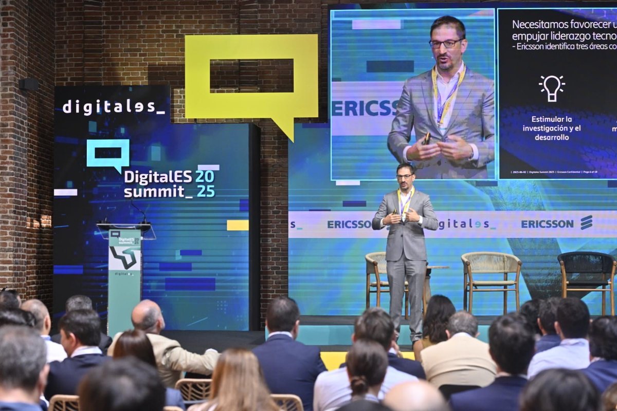 ericsson_europe's tweet photo. Nuestro CEO Diego Martínez destaca en #DigitalES2025 la necesidad de un entorno innovador para impulsar el liderazgo tecnológico de 🇪🇺 a través de I+D, un mercado funcional y sostenible y el despliegue de redes de conectividad avanzada. ¡Gracias @AsocDigitales por invitarnos! https://t.co/VbHR0MQEyZ