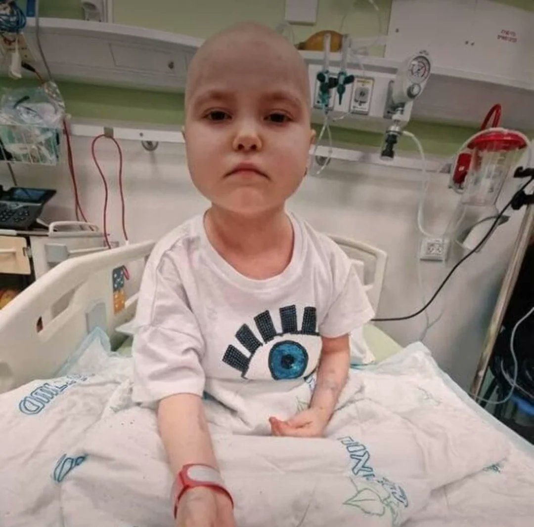 🇮🇱 В результате попадания иранской ракеты по жилому дому в Бат-Яме погибла семья из Одессы, приехавшая в Израиль для лечения семилетней Насти от острого лимфобластного лейкоза. Настя Бурик (7 лет), её мама (30), бабушка (54), Константин (9), Илья (13). Семья приехала в Израиль