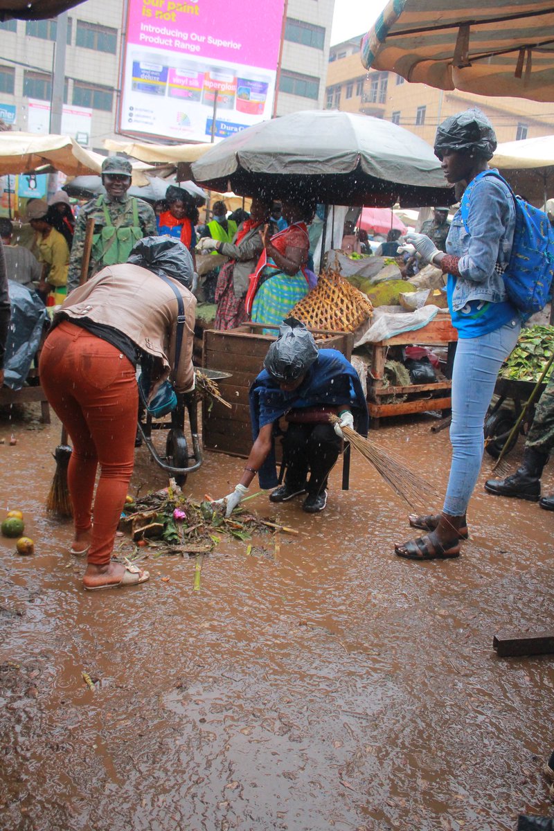 Kampala's floods are mainly caused by clogged drainage channels. Our team is taking action with market cleanups to ensure proper waste management in the City.

Let’s keep our city flowing free!! 🌧️🧹