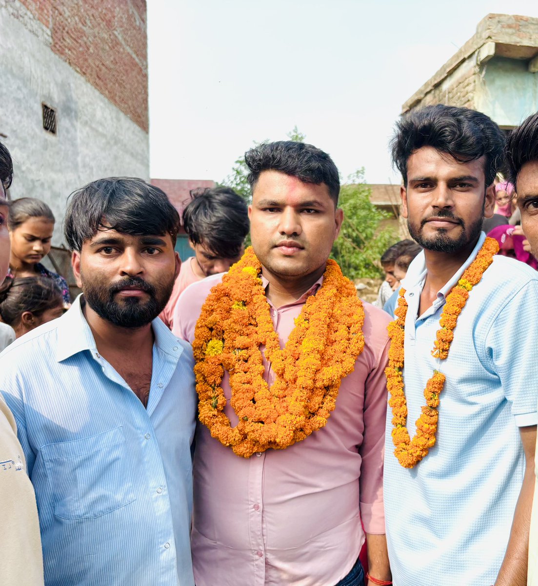 मिडल क्लास फ़ैमिली के लिए यह बहुत बड़ा दिन होता है जब घर से कोई सरकारी नौकरी के लिए जाता है आज पूरा परिवार और गाँव ख़ुश है प्रिय मित्र प्रिय भाई  Keshav का उत्तर प्रदेश पुलिस में सिलेक्शन होने के बाद ट्रेनिंग पर जाता हुआ हार्दिक बधाई एवं शुभकामनाएँ मेरे भाई 💐🚨
#uppolice