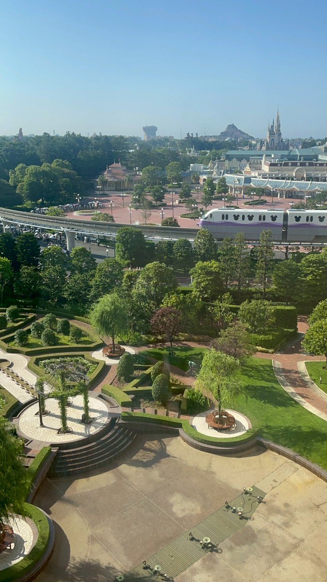 UkWyf9's tweet photo. 家族で久しぶりのディズニー旅行
当時コロナでもらえなかったサイン書いてもらえたし楽しかった https://t.co/2ADkHa6rDa
