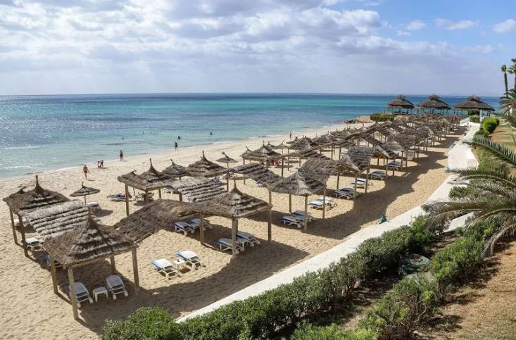 Man found trying to climb back over Tunisian hotel balcony seconds before falling to his death - crnch.it/0NQJdJni