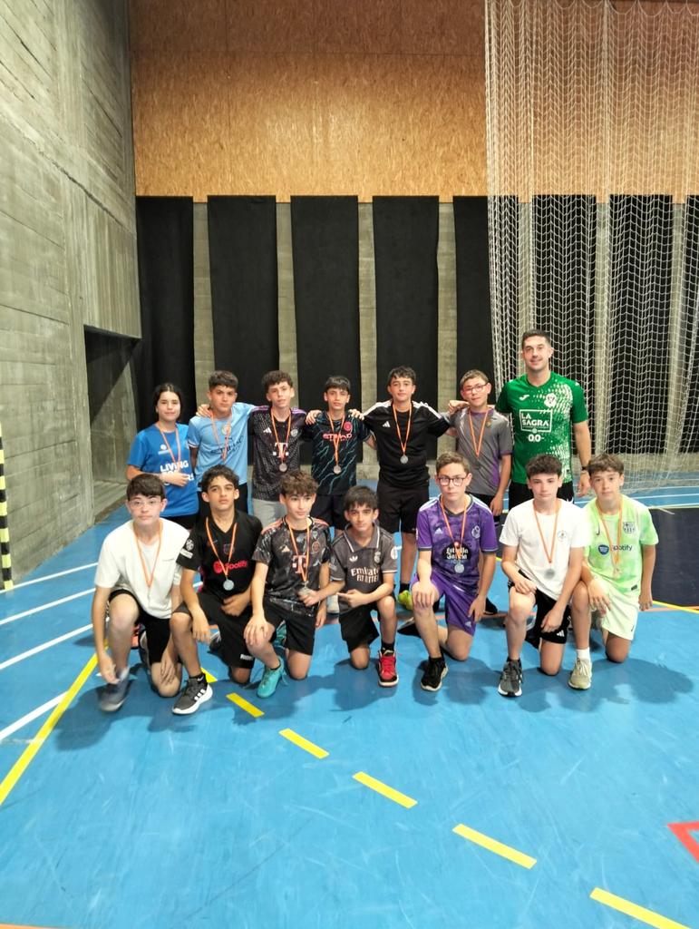 Medalla de plata para nuestro equipo de 2° de la ESO en el tornero intercentros del CD Niara. Dando la cara en la final cayendo derrotados por un solo gol, desplegando muy buen juego en todos los partidos disputados. Enhorabuena a tod@s👏