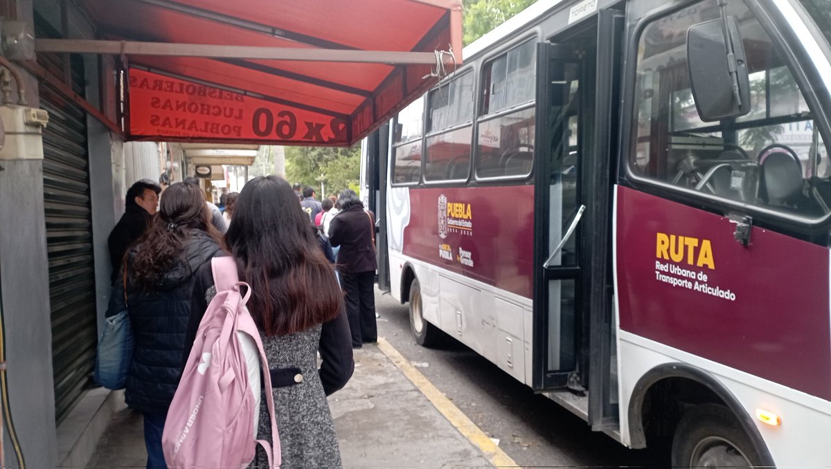 El pésimo servicio de la ruta 8a como siempre no falla si no se descompone tardan en pasar <a href="/PueblaenLinea/">Puebla</a> <a href="/alexissolano12/">alexissolano</a> <a href="/qfbalducin/">Araceli Alducín Díaz</a> <a href="/Hechizero_38/">★·.·´HeChIzErO`·.·★</a> <a href="/RUTA_Puebla/">RUTA Puebla</a> <a href="/MTGobPue/">Secretaría de Movilidad y Transporte</a> <a href="/Trafico_Puebla/">TraficoPuebla</a> <a href="/macopuli/">Tablón</a> <a href="/armentapuebla_/">Alejandro Armenta</a>