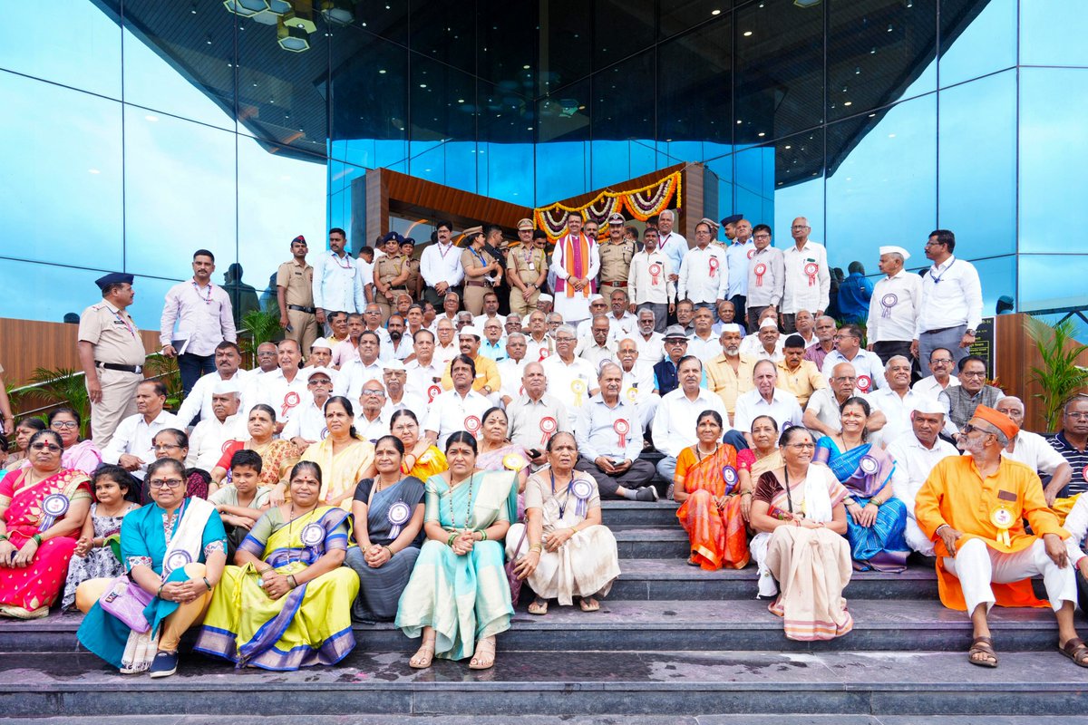 Group Photo 📸

Blessings from the elders..!
A memorable group photo of CM Devendra Fadnavis with senior citizens after inaugurating various developmental initiatives in Pimpri-Chinchwad.

वडीलधार्‍यांच्या समाधानी डोळ्यांनी दिली सेवेची पोचपावती!
मुख्यमंत्री देवेंद्र फडणवीस यांनी