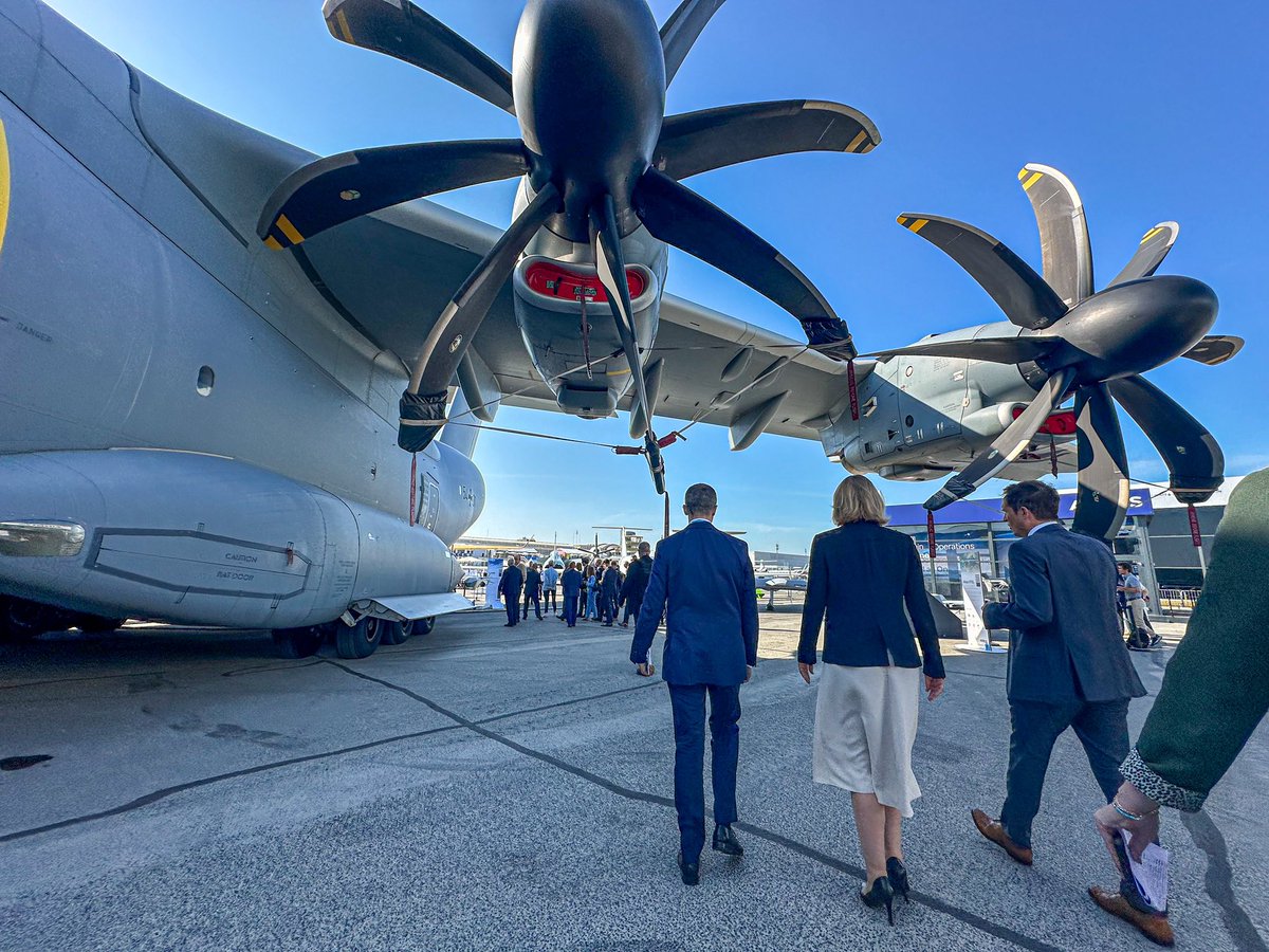 YaelBRAUNPIVET's tweet image. Au Salon du Bourget, la défense de demain se pense et se construit. ✈️🇫🇷

Une industrie stratégique, en pleine transformation : plus innovante, plus souveraine, plus décarbonée.

Préparer la paix, c’est aussi investir dans notre capacité à faire face à toutes les menaces.