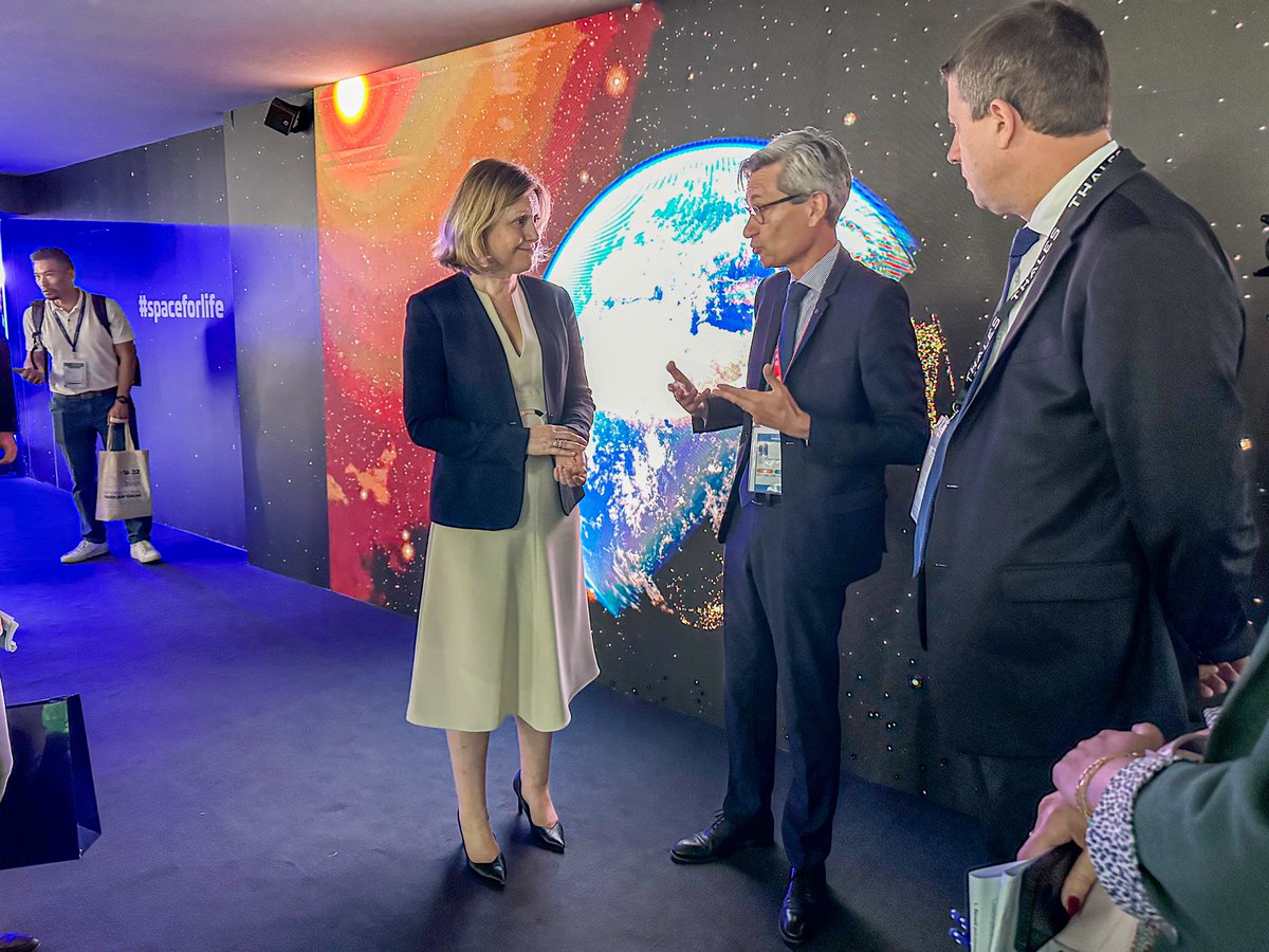 YaelBRAUNPIVET's tweet image. Au Salon du Bourget, la défense de demain se pense et se construit. ✈️🇫🇷

Une industrie stratégique, en pleine transformation : plus innovante, plus souveraine, plus décarbonée.

Préparer la paix, c’est aussi investir dans notre capacité à faire face à toutes les menaces.