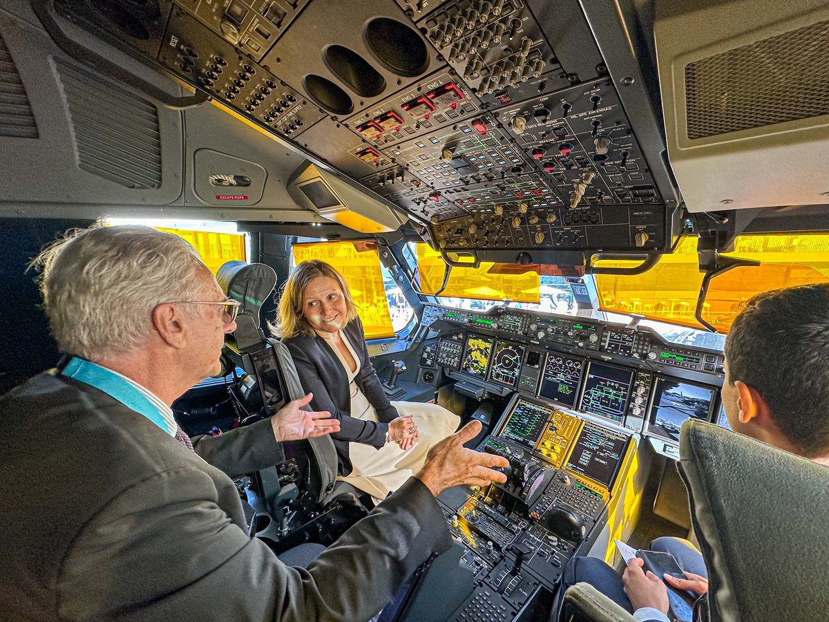 YaelBRAUNPIVET's tweet image. Au Salon du Bourget, la défense de demain se pense et se construit. ✈️🇫🇷

Une industrie stratégique, en pleine transformation : plus innovante, plus souveraine, plus décarbonée.

Préparer la paix, c’est aussi investir dans notre capacité à faire face à toutes les menaces.