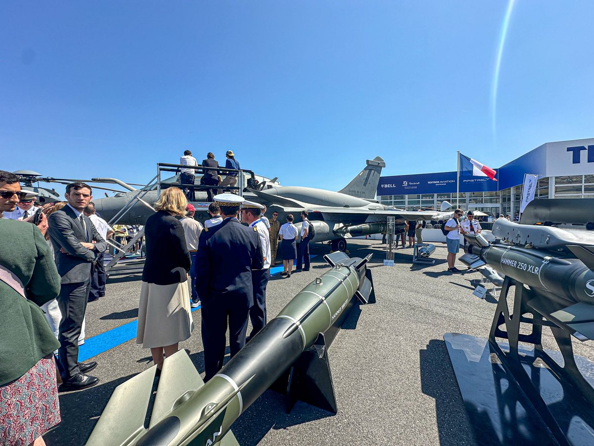 YaelBRAUNPIVET's tweet image. Au Salon du Bourget, la défense de demain se pense et se construit. ✈️🇫🇷

Une industrie stratégique, en pleine transformation : plus innovante, plus souveraine, plus décarbonée.

Préparer la paix, c’est aussi investir dans notre capacité à faire face à toutes les menaces.