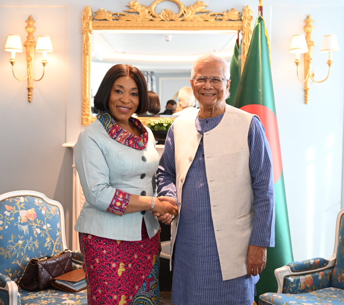 BDHCLondon's tweet image. .@commonwealthsec Shirley Ayorkor Botchwey @SGCommonwealth met @ChiefAdviserGoB Professor Muhammad Yunus recently during his visit to London. They discussed @commonwealthsec's ongoing engagements with #Bangladesh youth and the shared values that hold commonwealth family together.