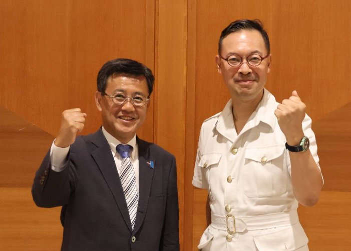 大阪でのセミナー。友人の岡部芳彦神戸学院大学教授を招き、ウクライナ問題、北方領土問題を討論。ダブルヨシヒコで、平和に向けた秘策をつくる。
今日もボランティアさん、ありがとうございました。
#国民民主党  #山田ヨシヒコ #岡部芳彦
#自分の国は自分で守る