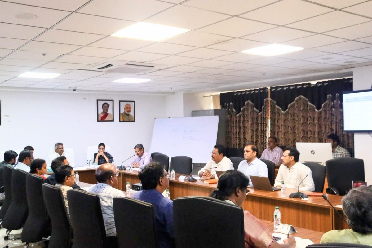 తాడేపల్లి : 18-06-2025
యువతకు శిక్షణ, ఉద్యోగావకాశాల పై దృష్టి 
ఆంధ్రప్రదేశ్ నైపుణ్యాభివృద్ధి సంస్థ చైర్మన్ శ్రీ బూరుగుపల్లి శేషారావు గారు నేడు తాడేపల్లిలోని సంస్థ ప్రధాన కార్యాలయంలో సమీక్ష సమావేశం నిర్వహించారు.