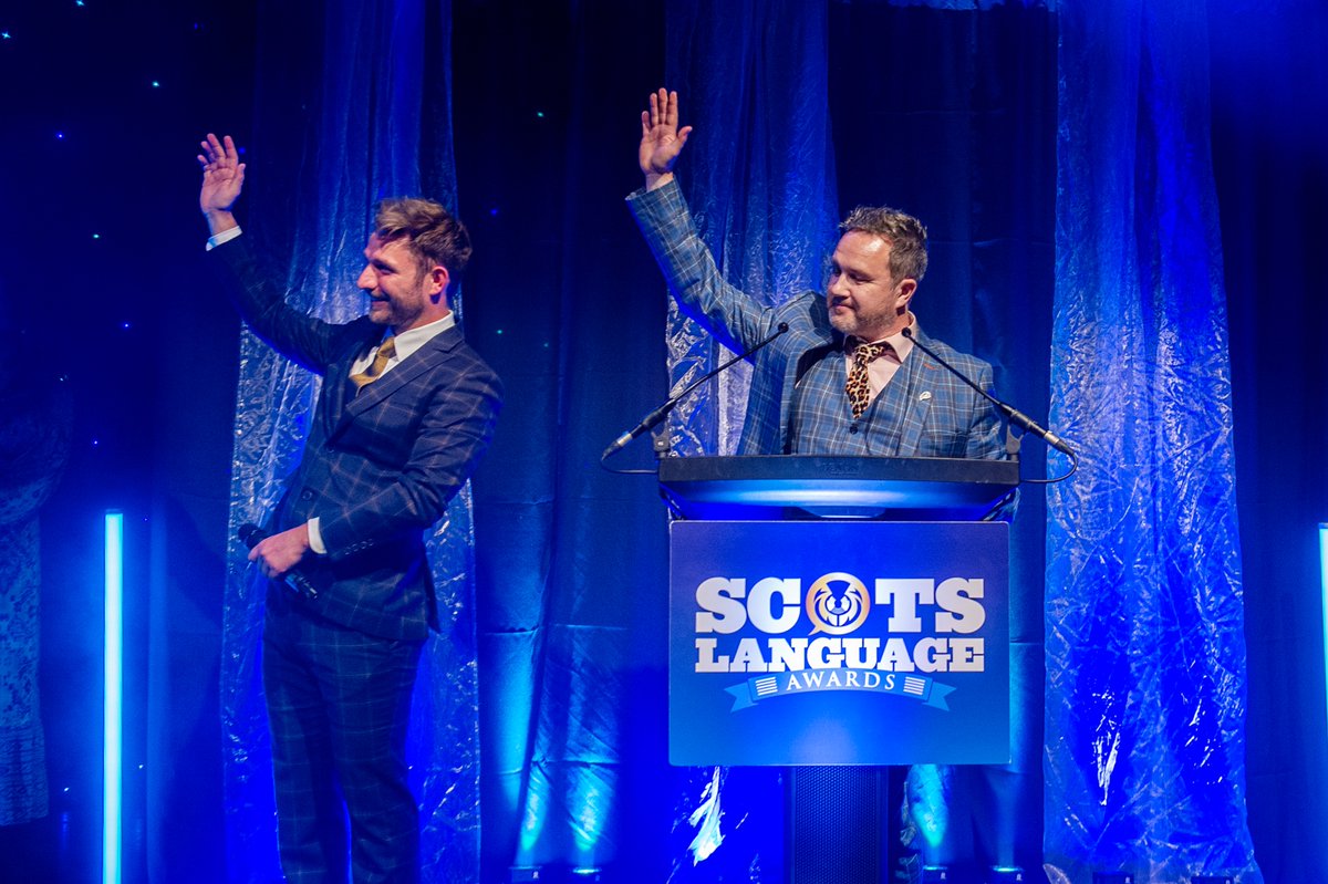 handsupfortrad's tweet image. Hauns up if ye like spikkin Scots! 🙋♀️🙋♂️
The Scots Leid Awards 2025 are heidin back tae Ayrshire this September tae celebrate the braw folk an projects giein the Scots leid a richt guid boost. 🌟
📅 Mind the date: 13th September
📍 Cumnock Toon Ha
📝 Nominations open 28th July