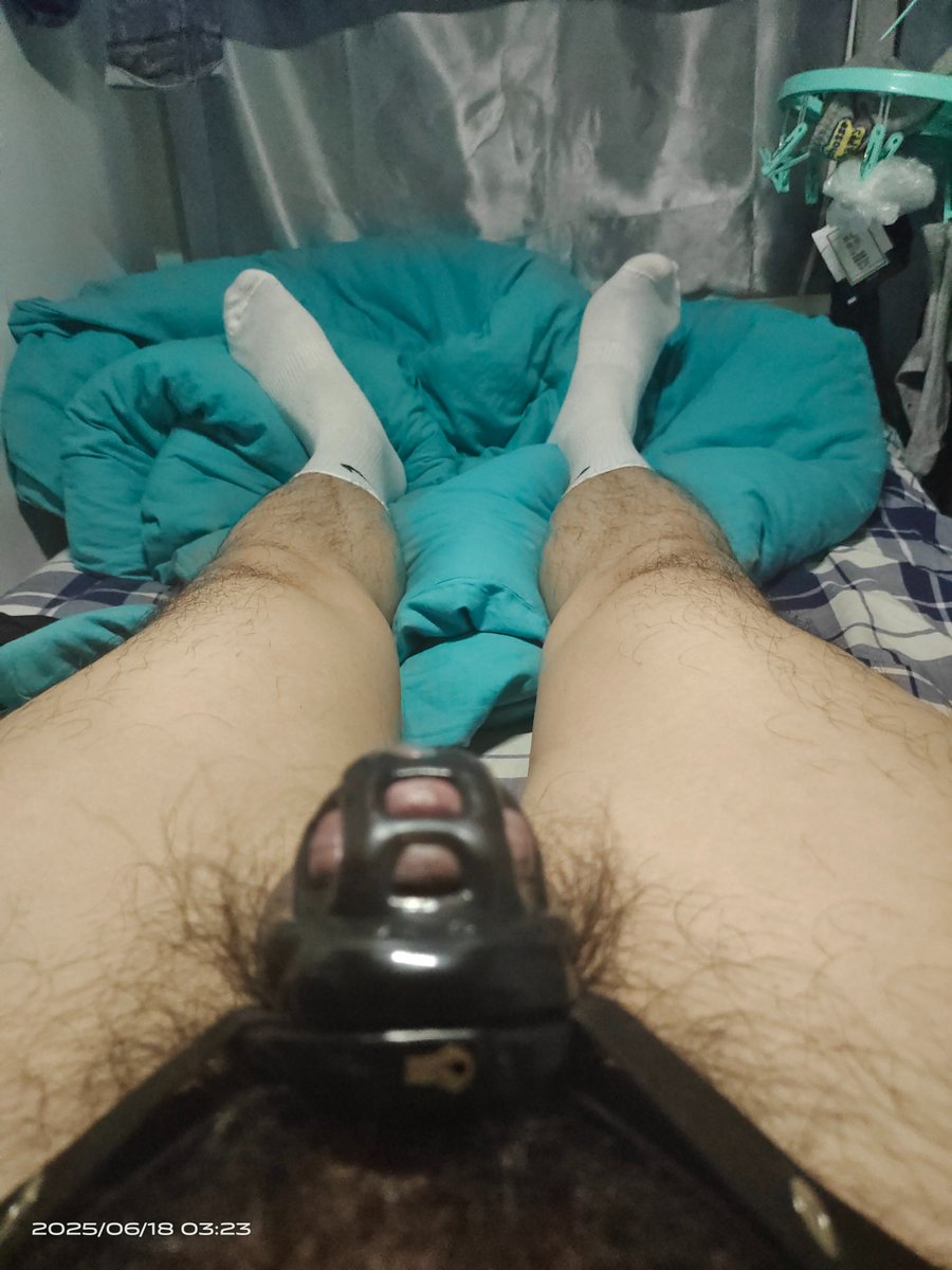 昨晚主人命令渊奇穿着袜子裸睡 只能祈祷今早早起的舍友没注意到帘子里的贱狗吧呜呜呜