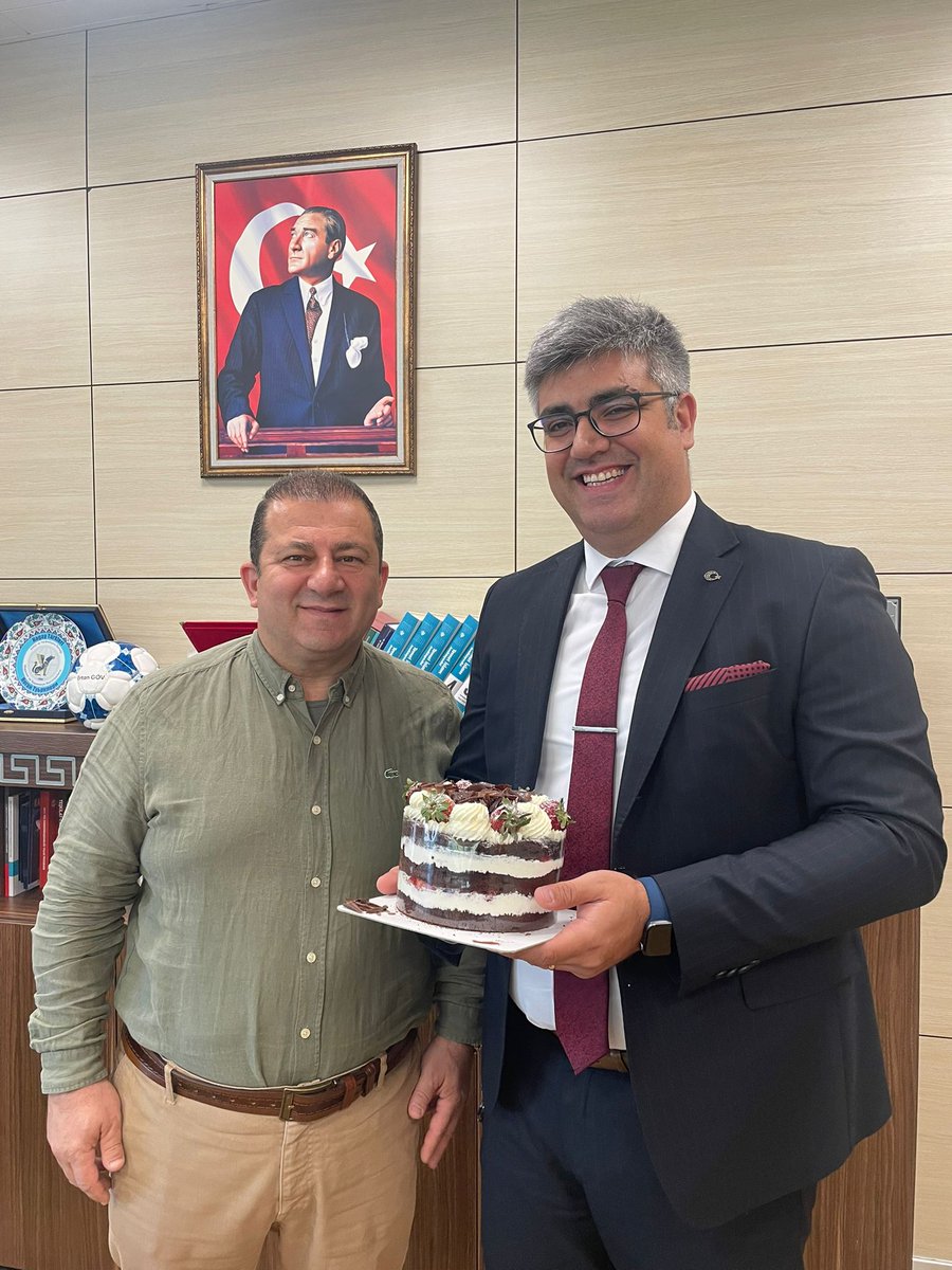 cagribyasar's tweet photo. Doğum günümde Eğitim Araştırma ve Koordinasyon Genel Müdürlüğü ailemle bir aradaydım. Genel Müdürlerime, Daire Başkanlarıma ve tüm mesai arkadaşlarıma bu güzel sürpriz ve samimi kutlama için çok teşekkür ederim. İyi ki varsınız! https://t.co/Szmge21FLI