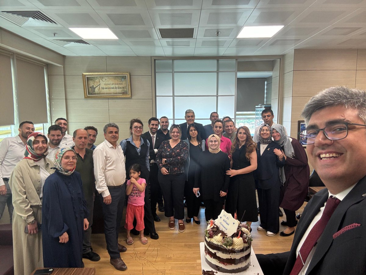 cagribyasar's tweet photo. Doğum günümde Eğitim Araştırma ve Koordinasyon Genel Müdürlüğü ailemle bir aradaydım. Genel Müdürlerime, Daire Başkanlarıma ve tüm mesai arkadaşlarıma bu güzel sürpriz ve samimi kutlama için çok teşekkür ederim. İyi ki varsınız! https://t.co/Szmge21FLI