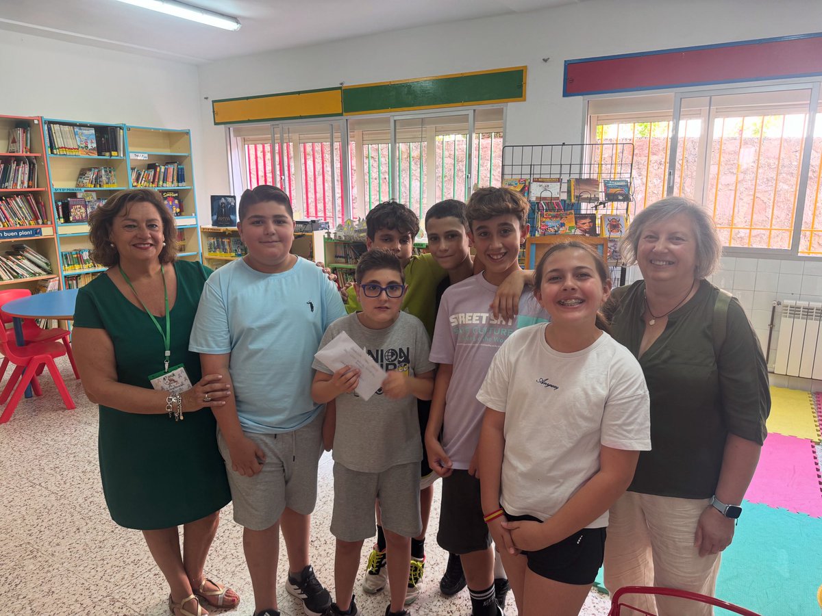 ceipcortesfront's tweet photo. Ayer tuvimos el honor de recibir a dos componentes de la Junta Directiva de la Asociación AYUCA de Ronda. Han venido a nuestro centro para que pudiéramos hacerles entrega del dinero recaudado en el Stand de "Llaveros solidarios".
@cortesdelafron @cepronda https://t.co/PVfv15yn5n