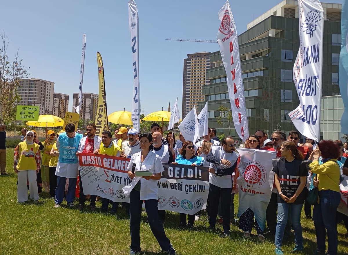 SaHaDerAnkara's tweet photo. Aile Hekimliğinde son 6 ayda gelmeyen hastalar nedeniyle ebe hemşire ve hekimlerden yapılan hak kesintisi nedeniyle Ankara'da düzenlenen basın açıklamasına @SaHaDernegi olarak katılım sağladık @mrtylmz1972 @SavtekinBurak 
@sterilanka @biyomann @akturkq @BuHacer
#EziyetYönetmeliği https://t.co/82gOl0dach