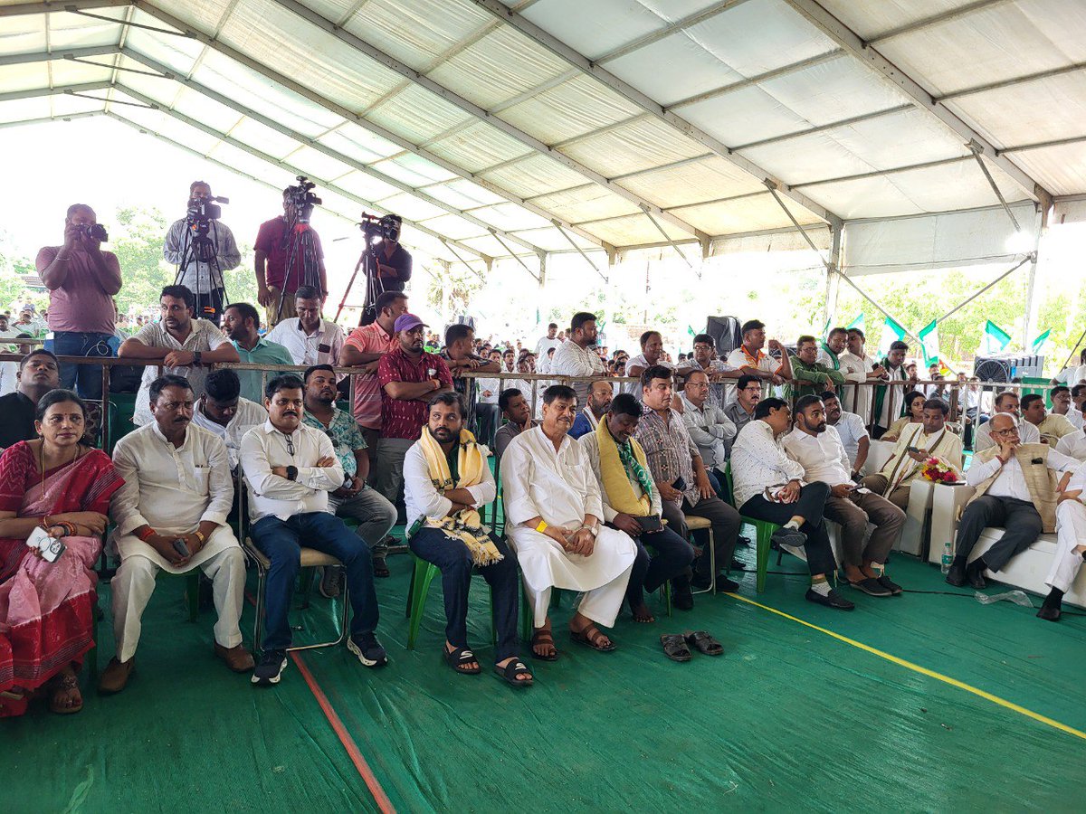 rajaaswain's tweet photo. ବିଜୁ ଯୁବ-ଛାତ୍ର ଜନତା ଦଳ ଦ୍ଵାରା ପୁରୀ ଠାରେ ଆୟୋଜିତ ହୋଇଥିବା “ଜନଜାଗରଣ ଅଭିଯାନ”ରେ ବିଜୁ ଯୁବ-ଛାତ୍ର ସମ୍ମିଳନୀରେ କାର୍ଯ୍ୟକ୍ରମରେ ଯୋଗ ଦେଇ ବିଜୁ ବାବୁଙ୍କ ଫଟୋଚିତ୍ରରେ ପୁଷ୍ପମାଲ୍ୟ ଅର୍ପଣ କଲି। 

ଏହି କାର୍ଯ୍ୟକ୍ରମରେ ଆମ ଦଳର ସାଂସଦଗଣ, ବିଧାୟକଗଣ, ଯୁବ ଜନତା ଦଳର ସଭାପତି, ଛାତ୍ର ଜନତା ଦଳ ସଭାପତିଙ୍କ ସମେତ ଅନେକ ଦଳୀୟ ନେତା, ମାନ୍ୟଗଣ୍ୟ ବ୍ୟକ୍ତିମାନେ ମଧ୍ୟ ଉପସ୍ଥିତ ରହି ଦଳର ବିଭିନ୍ନ ବିଷୟ ଉପରେ ଆଲୋକପାତ କରିଥିଲେ। 
#ଜନଜାଗରଣଅଭିଯାନ