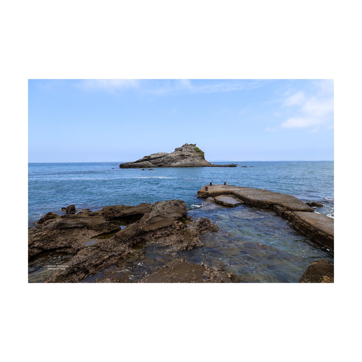UmikazeStudio's tweet photo. コンビニついでに砂浜行ったらビキニの人が寝てました。
　
もう夏ですね https://t.co/tp8nCy38Jr