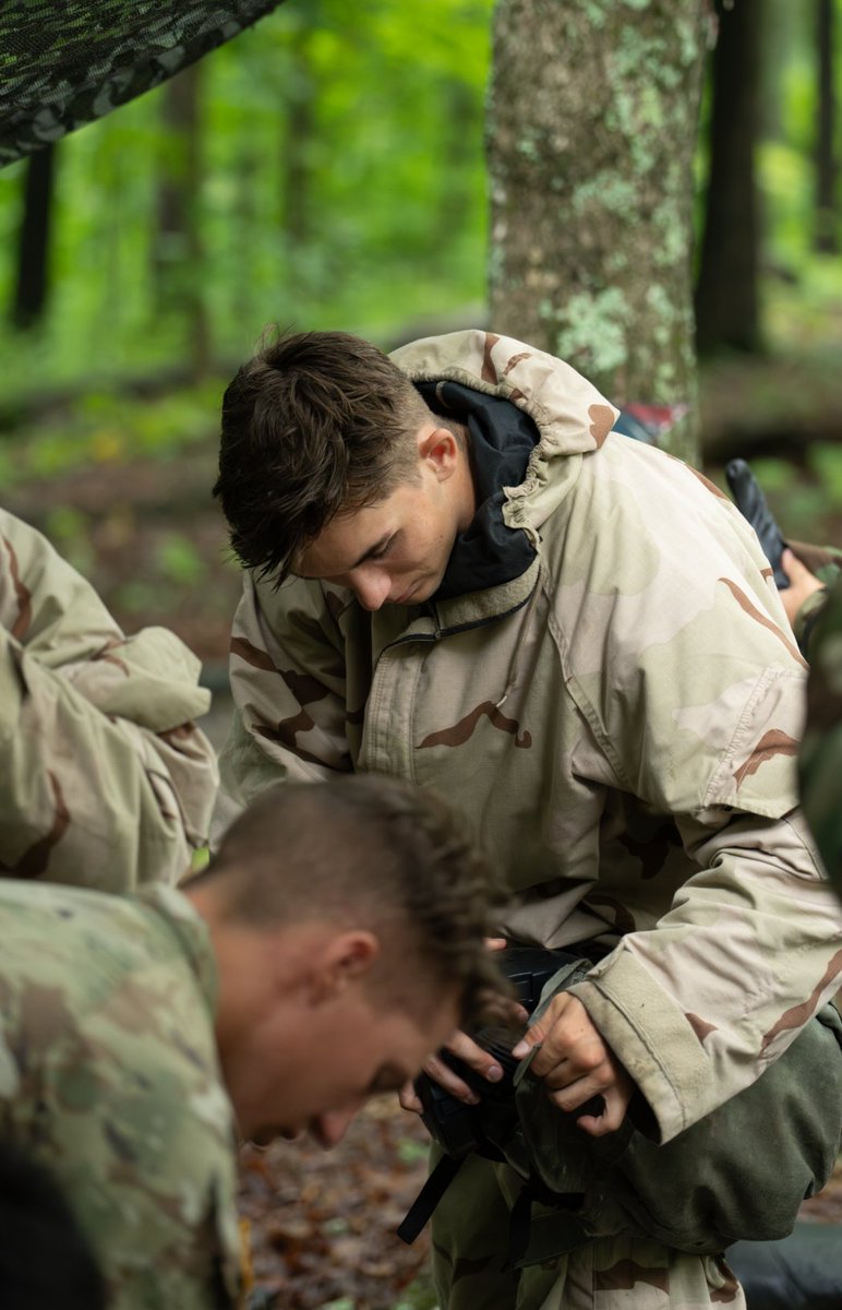 1Arotc's tweet image. We all love that spicy air 🌶️ 🌶️ 🌶️
1st Regiment was down at CBRN yesterday learning the proper way to don their equipment and gather conference in their own abilities while facing the chamber!
#CST25 #CBRN #ArmyROTC