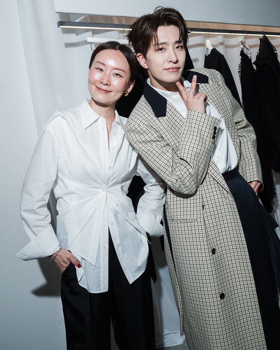 yjonlyqx's tweet photo. #YOUNGJAE_LUISAVIAROMAXEENK

EENK เป็นแบรนด์เกาหลี 🇰🇷 แบรนด์แรก ที่ได้เปิด pop‑up corner ภายในร้านของ LuisaViaRoma store ที่ประเทศอิตาลี 🇮🇹 อีกทั้งยังจำหน่ายบนแพลตฟอร์มของ LuisaViaRoma ทั้งออนไลน์และหน้าร้านจริงอย่างเป็นทางการ เมื่อวันที่ 17 มิถุนายน 2025 

โดย ยองแจ @ChoiArs_YJ ถูกเชิญมาเข้าร่วมงานสำคัญ งานเปิดตัวคอลเลคชั่นใหม่ LuisaViaRoma x EENK — FW25 อีกด้วย 

ในรูปคือ คุณ Lee Hyemee เจ้าของแบรนด์ EENK และ Choi Youngjae (GOT7)

#영재 #YOUNGJAE #GOT7